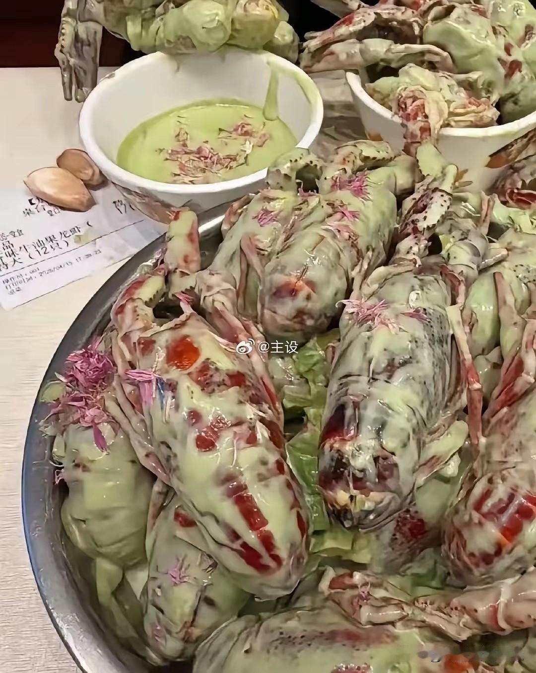 家人们！谁能想到，小龙虾届的天花板居然是被这抹“原谅绿”给焊死的！！
本来以为是