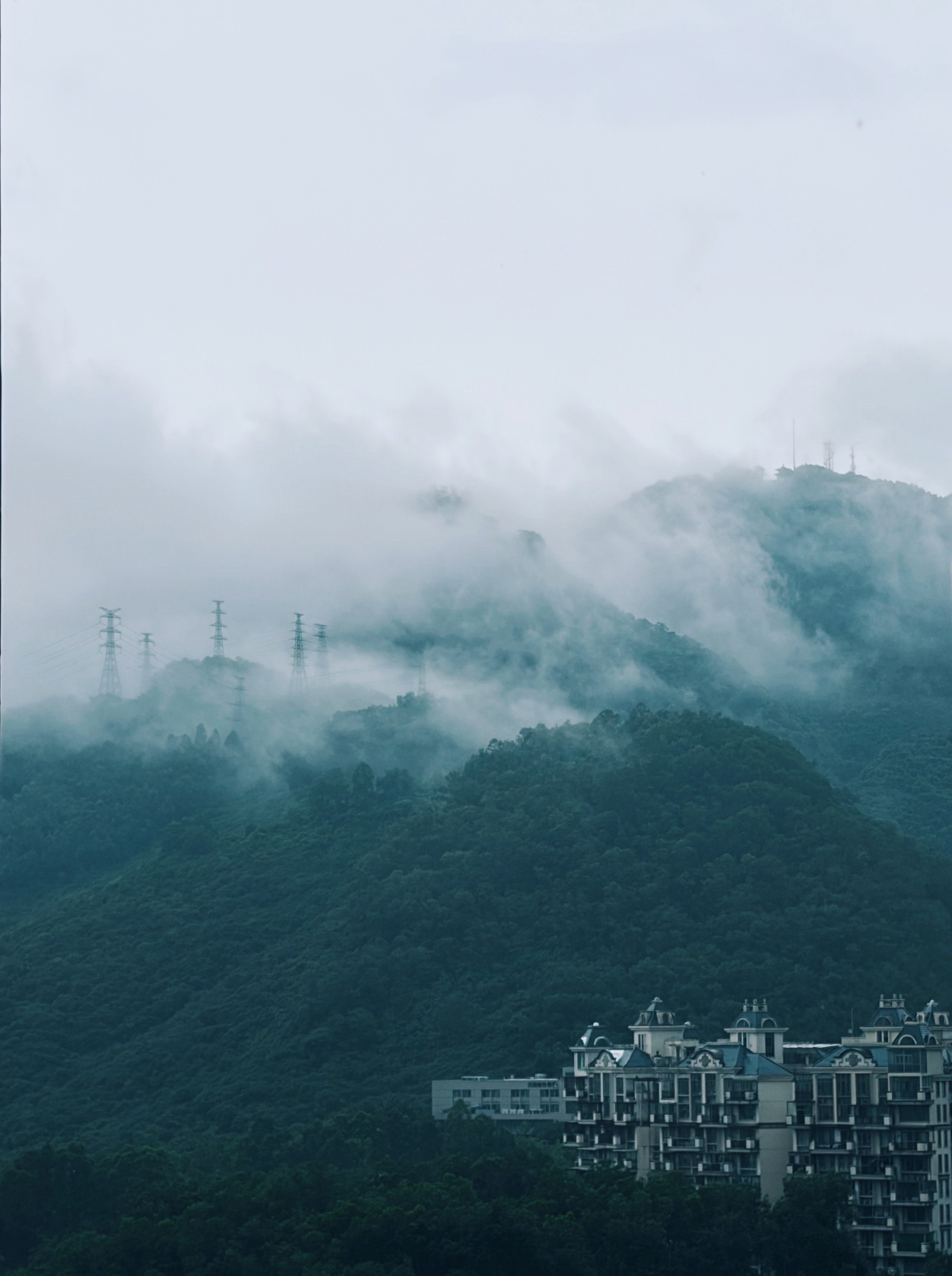 深圳暴雨昨晚堵两小时到深圳，准备去横岗眼镜城回回血，算了，水官同泥岗都堵成麻花。