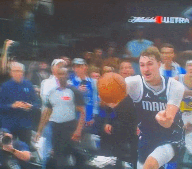 弗拉格传球之后大喊“带我回家！”但是马绍尔的大空位绝杀出手应声打铁……有点尴尬 