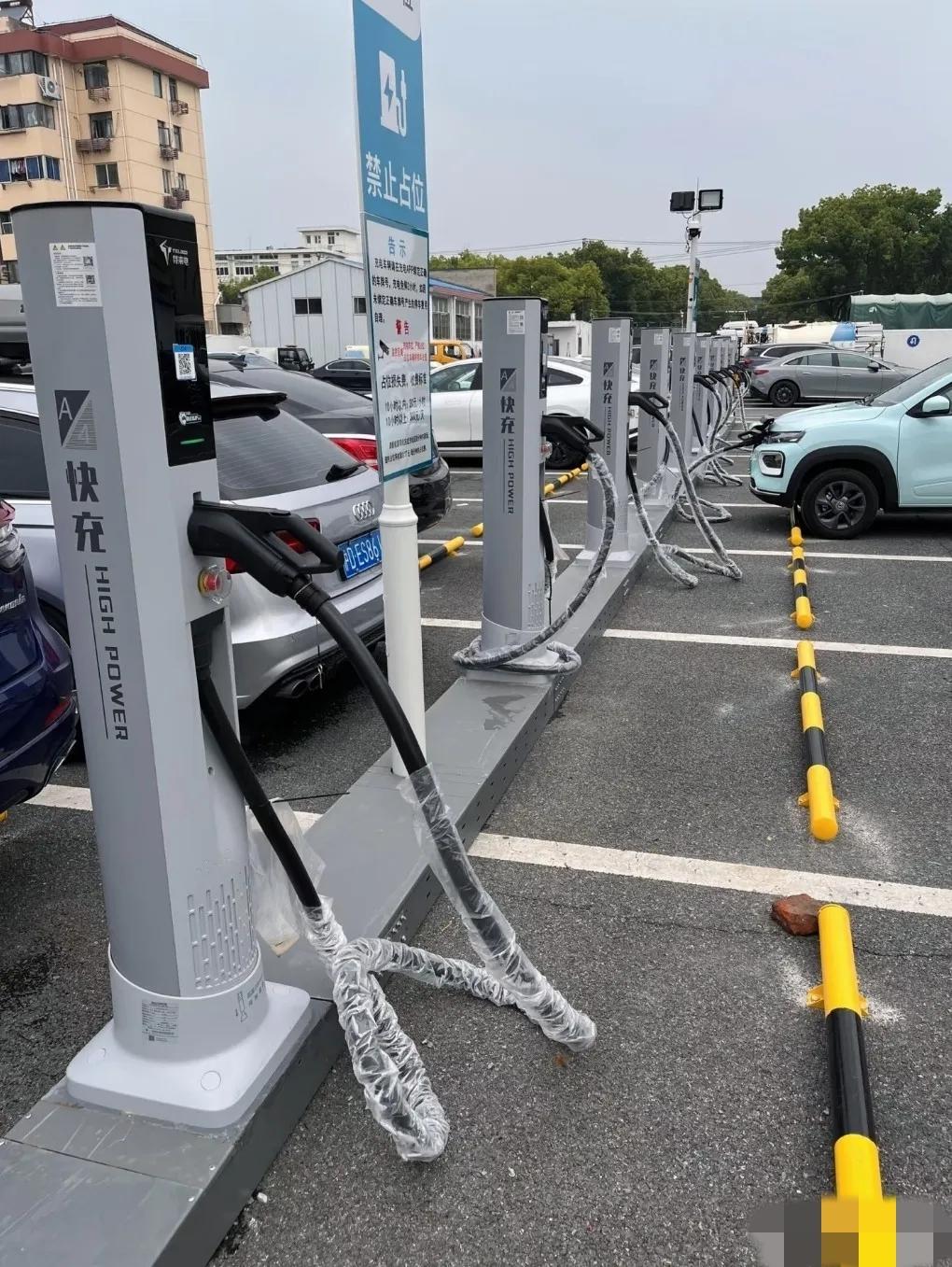 4月充电桩新规落地，物业再也卡不住车主了！

这下好了
不仅油车车主没想到，
电