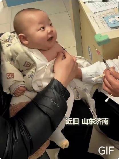 真的被萌化了！山东4个月萌娃打疫苗直接火上人民日报，这波治愈力直接拉满。

宝宝