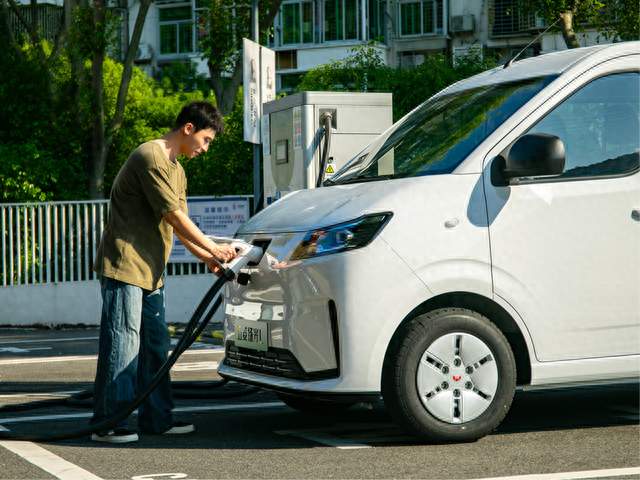 8.68万起！五菱扬光L上市，宁德定制电池上车