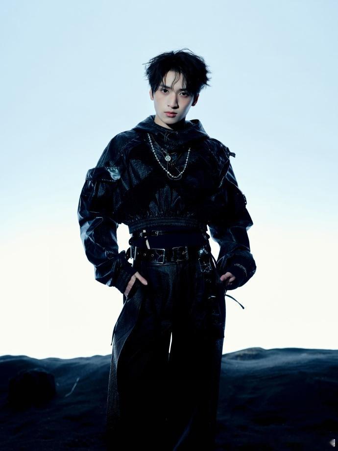 严浩翔还有四张   严浩翔手臂肌肉  严浩翔手臂肌肉的存在让他更具舞台张力，四张