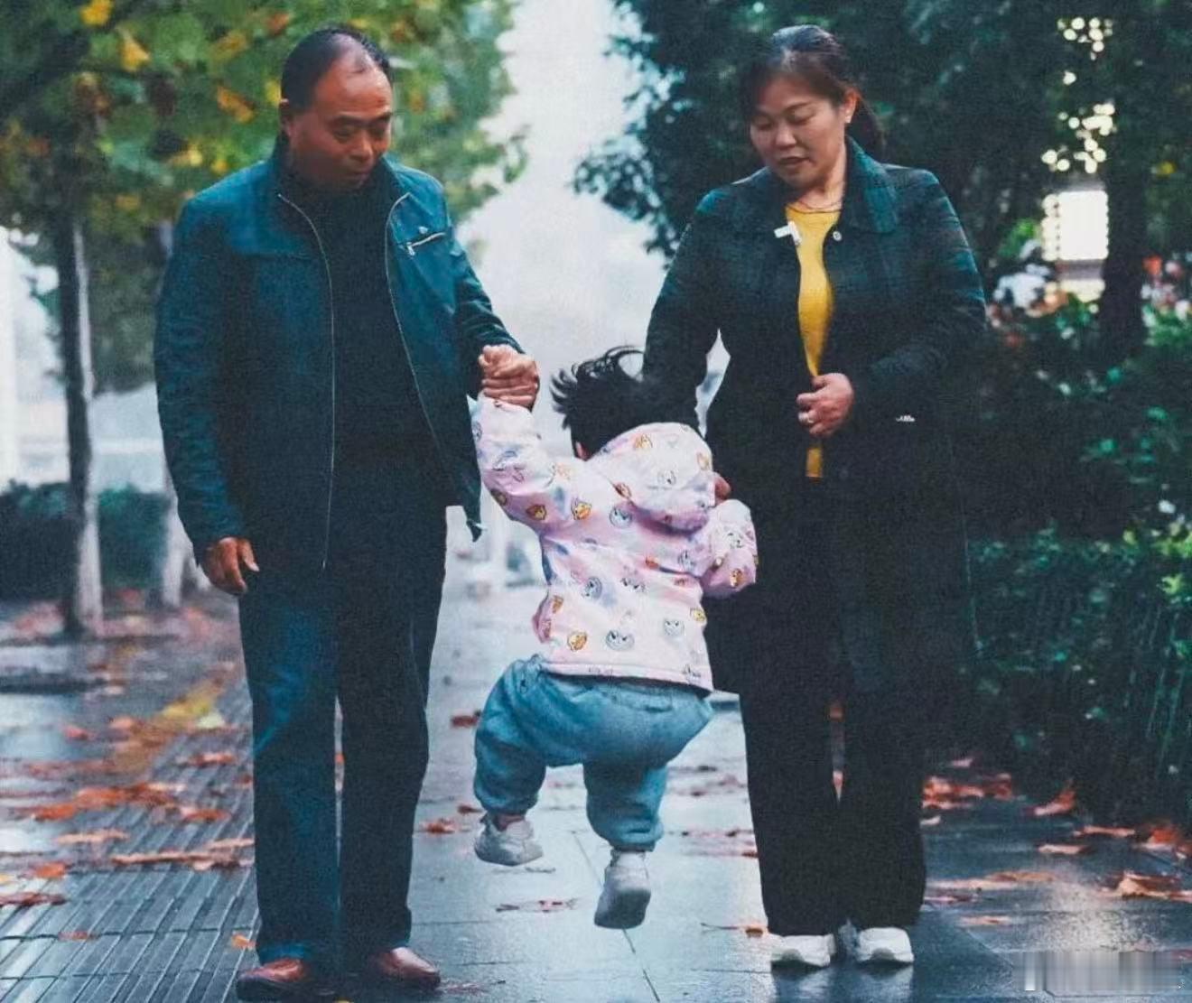 善良的她入狱的爸，服刑的妈，未知的生父破碎的家。一岁的娃，无助地爬，幸好遇到了善