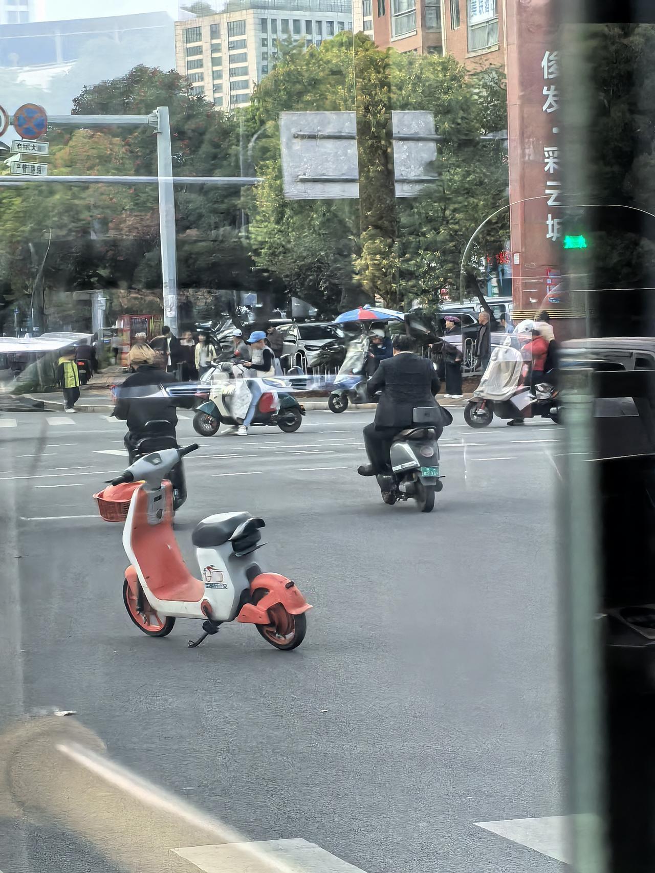 这种骑共享单电单车的不知道怎么回事呀！应该是家里发生什么事. 故了，着急回去，把