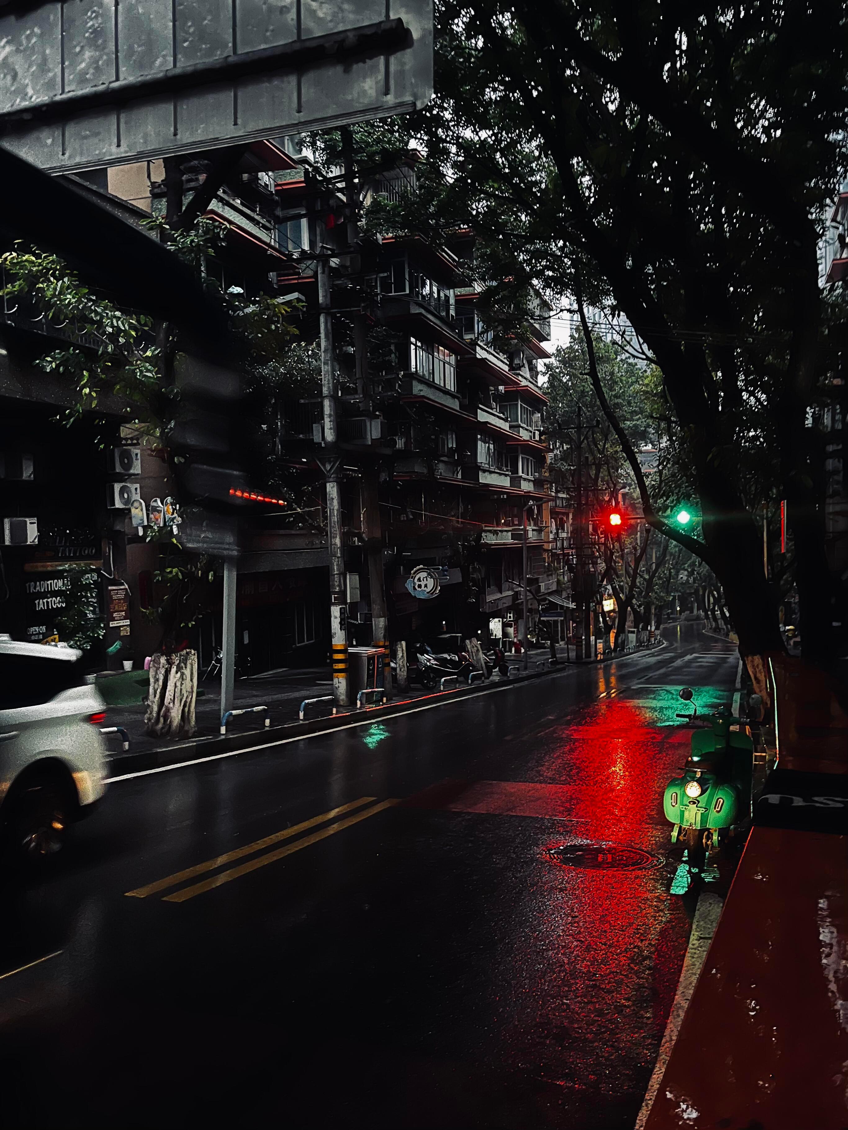 人其实一天干不了多少事情的忙忙碌碌过完一天回头看，真正落地做完的事寥寥无几。可能