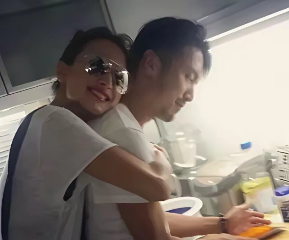 谢霆锋，引发热议。6月23日，45岁的谢霆锋，冲上热搜，这一次，不是因为女友王菲