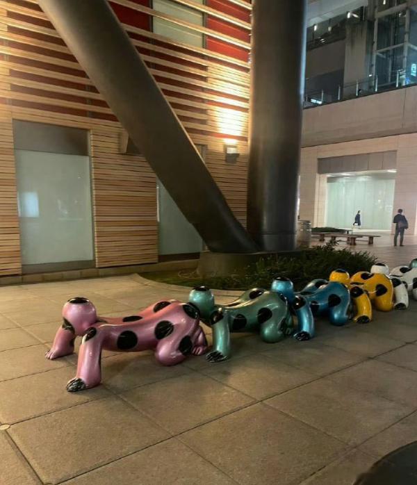 走了这么多国家，一眼就被这排离谱的凳子给看愣了。东京街头这排爬着的、带波点的怪异