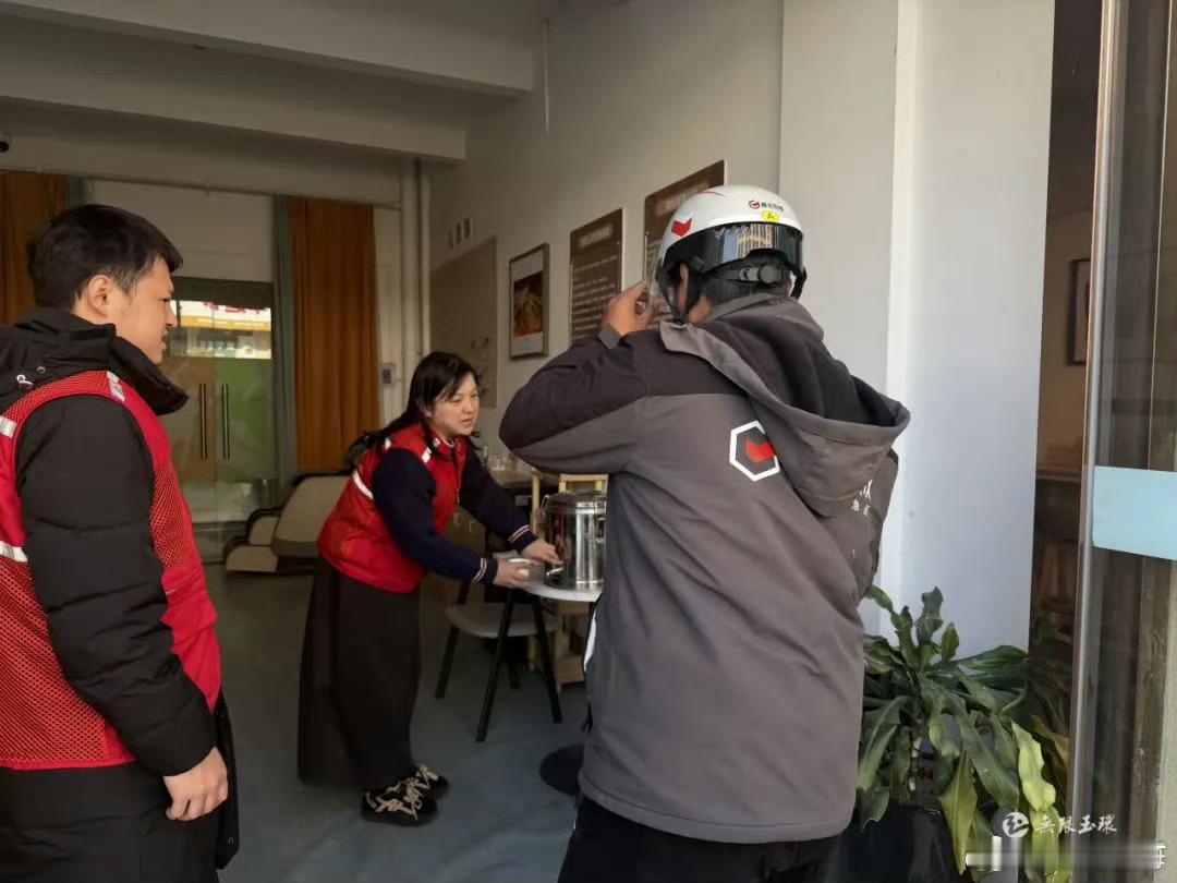 台州暖冬服务上线让奔波的小哥们倍感温暖姜茶暖胃，驿站暖心，台州把冬日关怀送到小哥