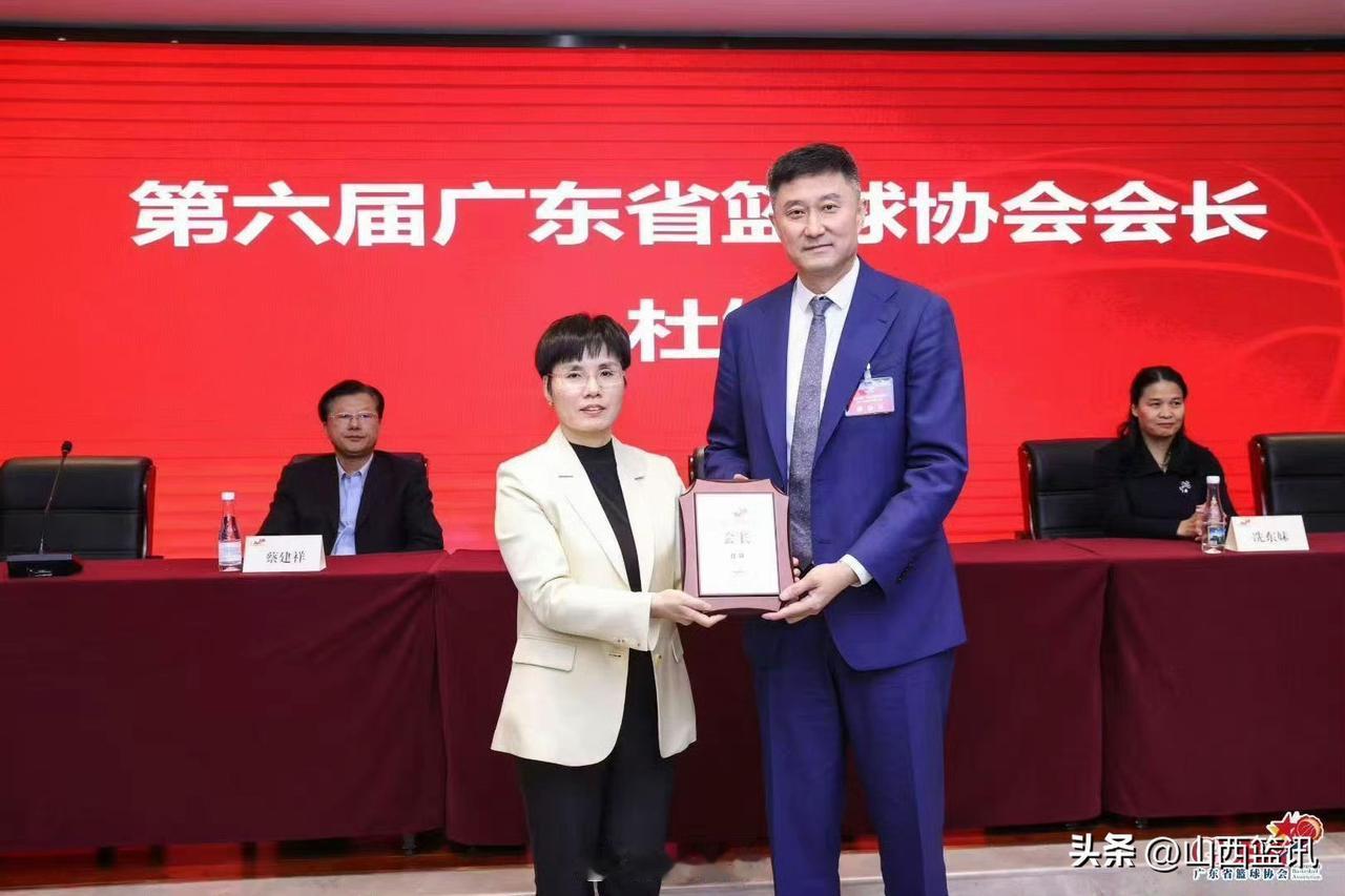 广东球迷希望杜锋下课？
广东男篮81比94负于宁波盯喔男篮后，广东球迷有点意难平