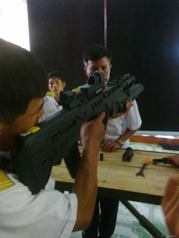 越南海军军官体验以色列塔沃尔无托步枪，该枪被海军陆战队采用