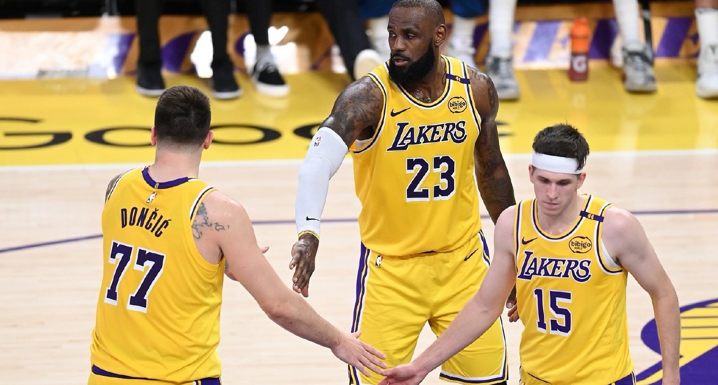 2＞3，三个球星同场反而效率低的情况，并不是今年才出现，而是去年组队开始就从来没