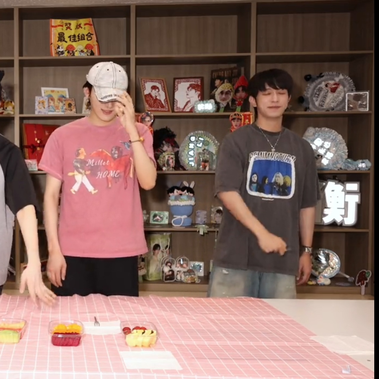 我爸爸学着我妈妈大声喊“过”两个人咋这么萌啊 