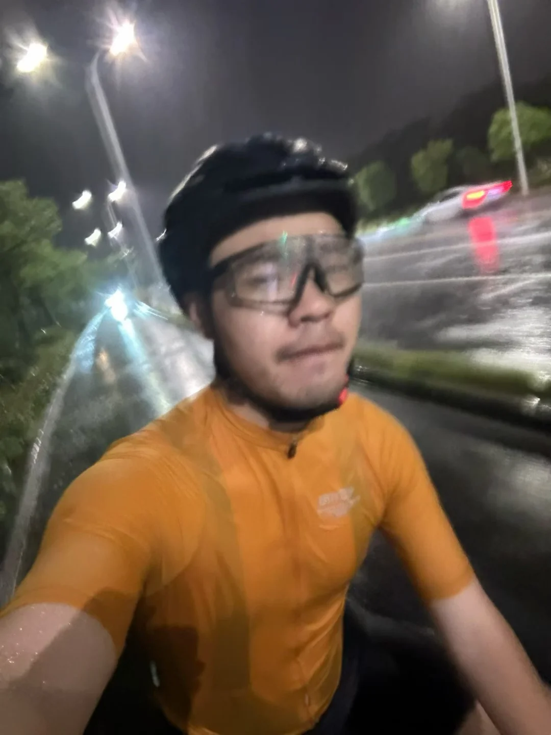 杭州雨下的好突然！让我看看你们骑车淋湿了