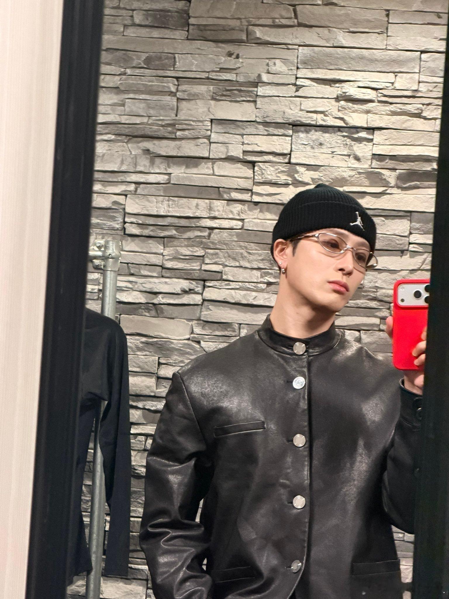 王嘉尔换苹果17了哈哈哈好帅啊卧槽 