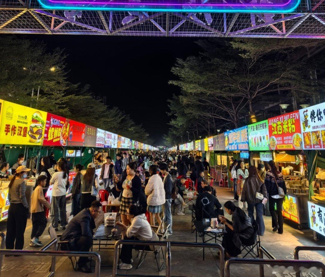 深圳郊区的一个夜市，管理井井有条，很火🔥…… 