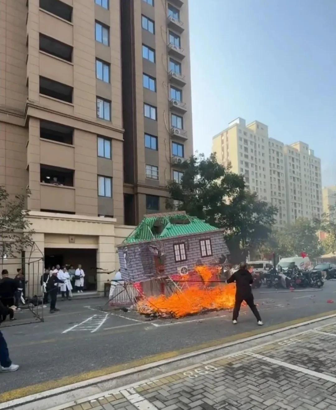 真是个大孝子，别人祭祖都是烧纸钱，他烧了栋大别墅！