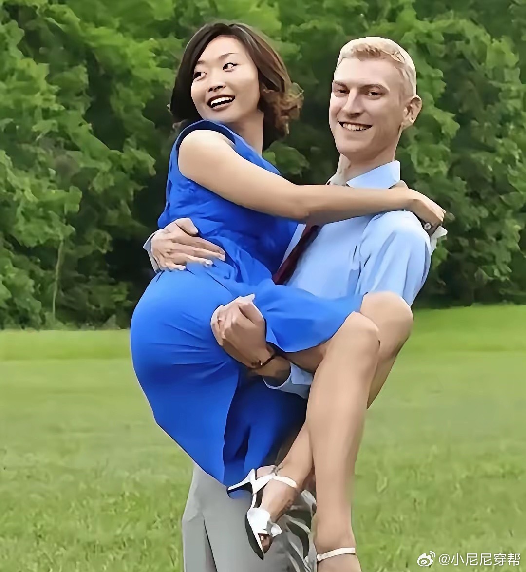 敬一丹的女儿幸福满满，知名电视人的孩子中很多都是跨国婚姻，高中就出国留学也难怪了