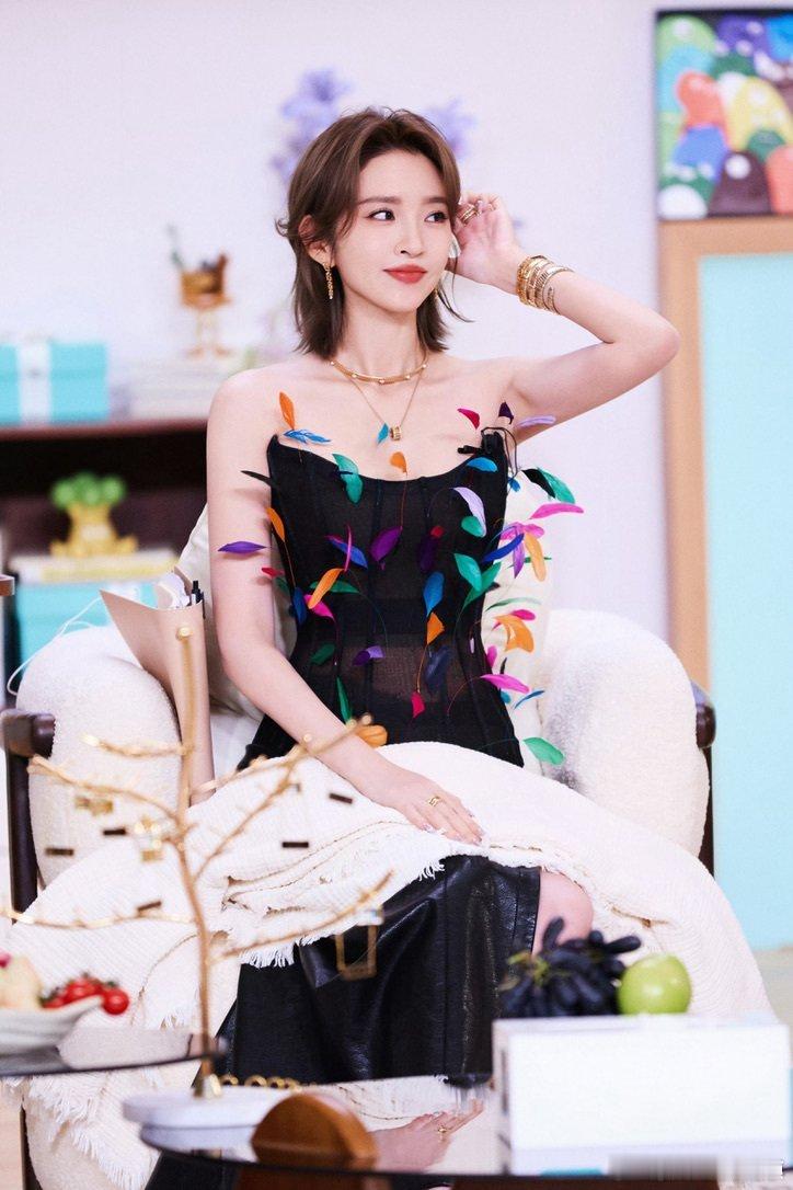温柔气质自带光芒，唐艺昕舞台表现惊艳众人，让人深深为之吸引🌟不管是谁不要从唐艺