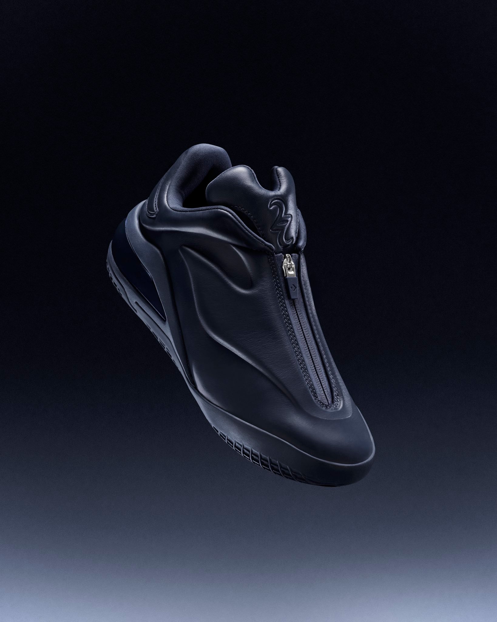 匡威发布了SHAI 001 PREMIUM：水墨色。5月14日发售。水墨色以干净