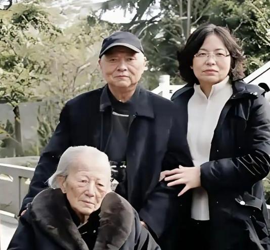 2003年，一位92岁的老太太从台湾回到成都。当地政府安排了欢迎仪式，街边站了不