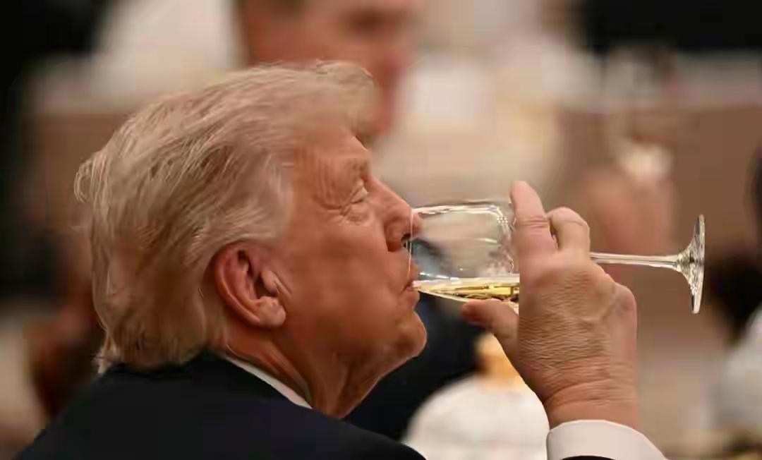 特朗普举杯痛饮，一改常态！

 这次特朗普访华在欢迎晚宴上特朗普在致辞结束后举杯