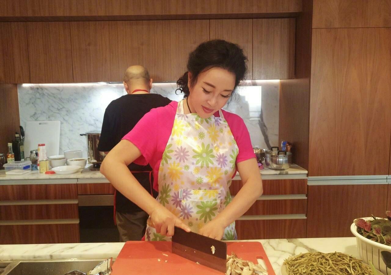刘晓庆在家亲自为82岁老公下厨！一身粉色针织衫配花围裙，低调朴素似保姆，拿菜刀切