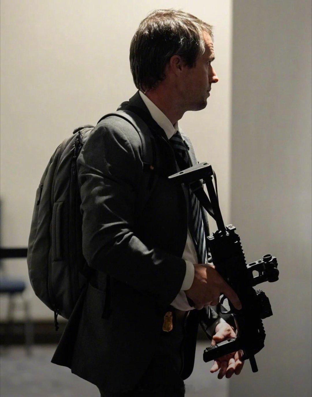 美国白宫枪击案的FBI探员手持H&K MP-7。美国网友质疑为什么先救万斯