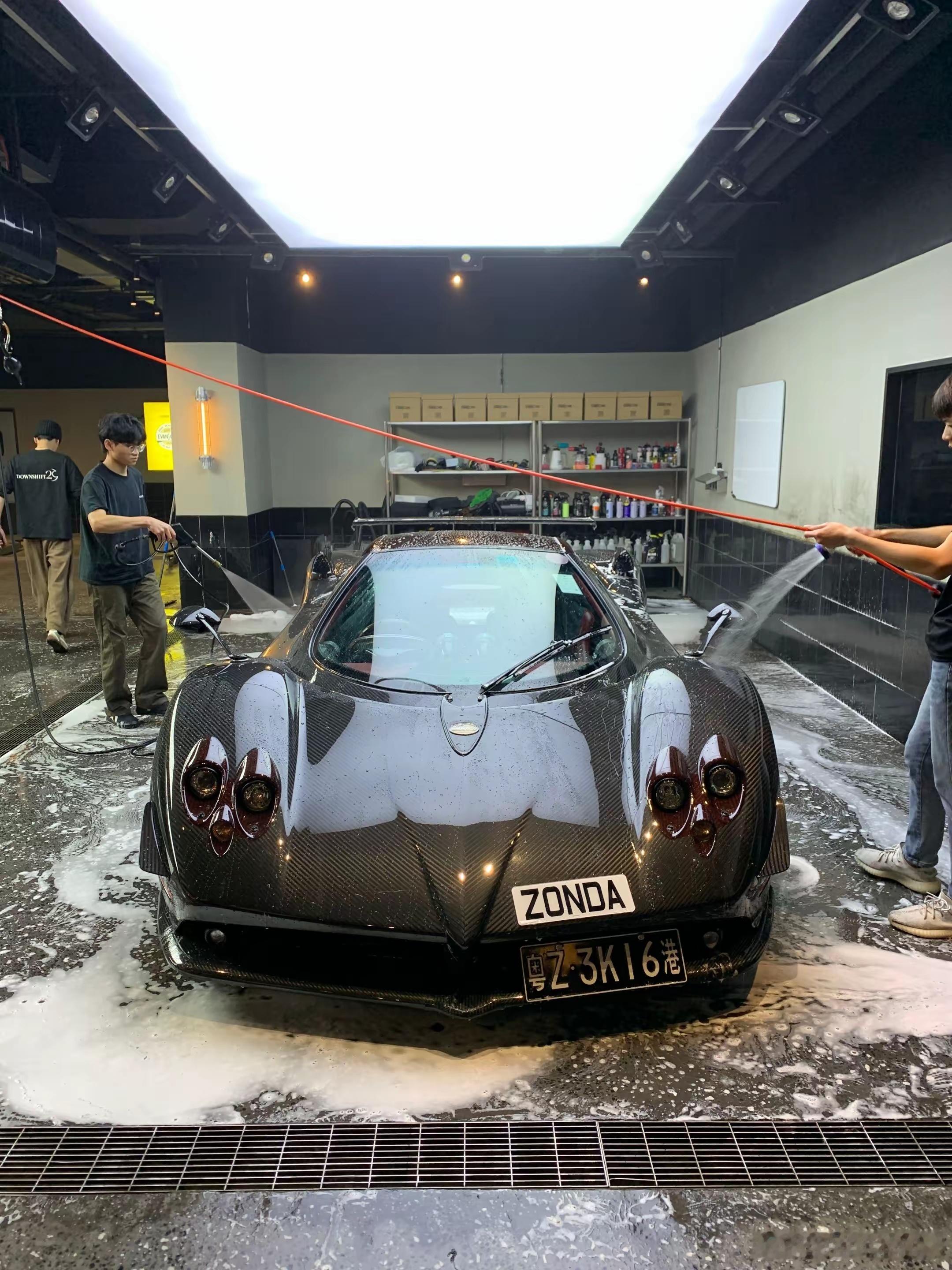 悬挂粤港两地车票的帕加尼Utopia Roadster，“行走的艺术品”，作为U