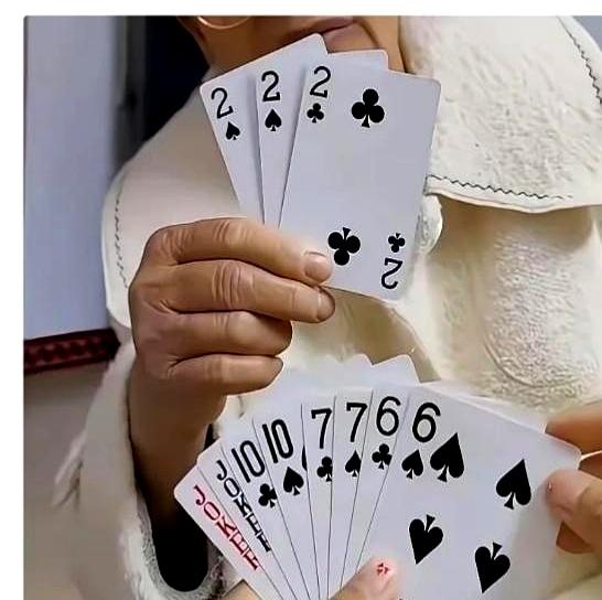 家人们谁懂啊，这牌局给我整懵了！
 

网上刷到个斗地主残局，上家手握三个2，牌