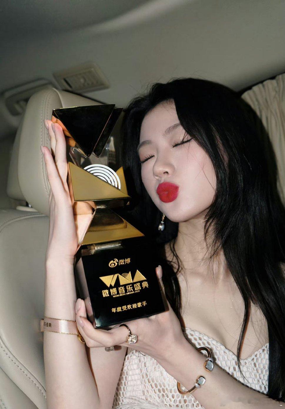 #单依纯获奖感言##单依纯[超话]#啊啊啊啊啊她真的真的太可爱了[哇][哇]老是