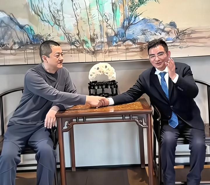 陈光标，不再低调。
对于陈光标送车的事情，舆论对他不是很友好，甚至太多人称他蹭张