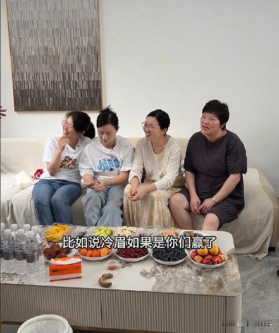 阿姨太幸福了，跟着小凤一起去了西双版纳，来到了这里，阿姨的身份也焕然一新，跟小凤