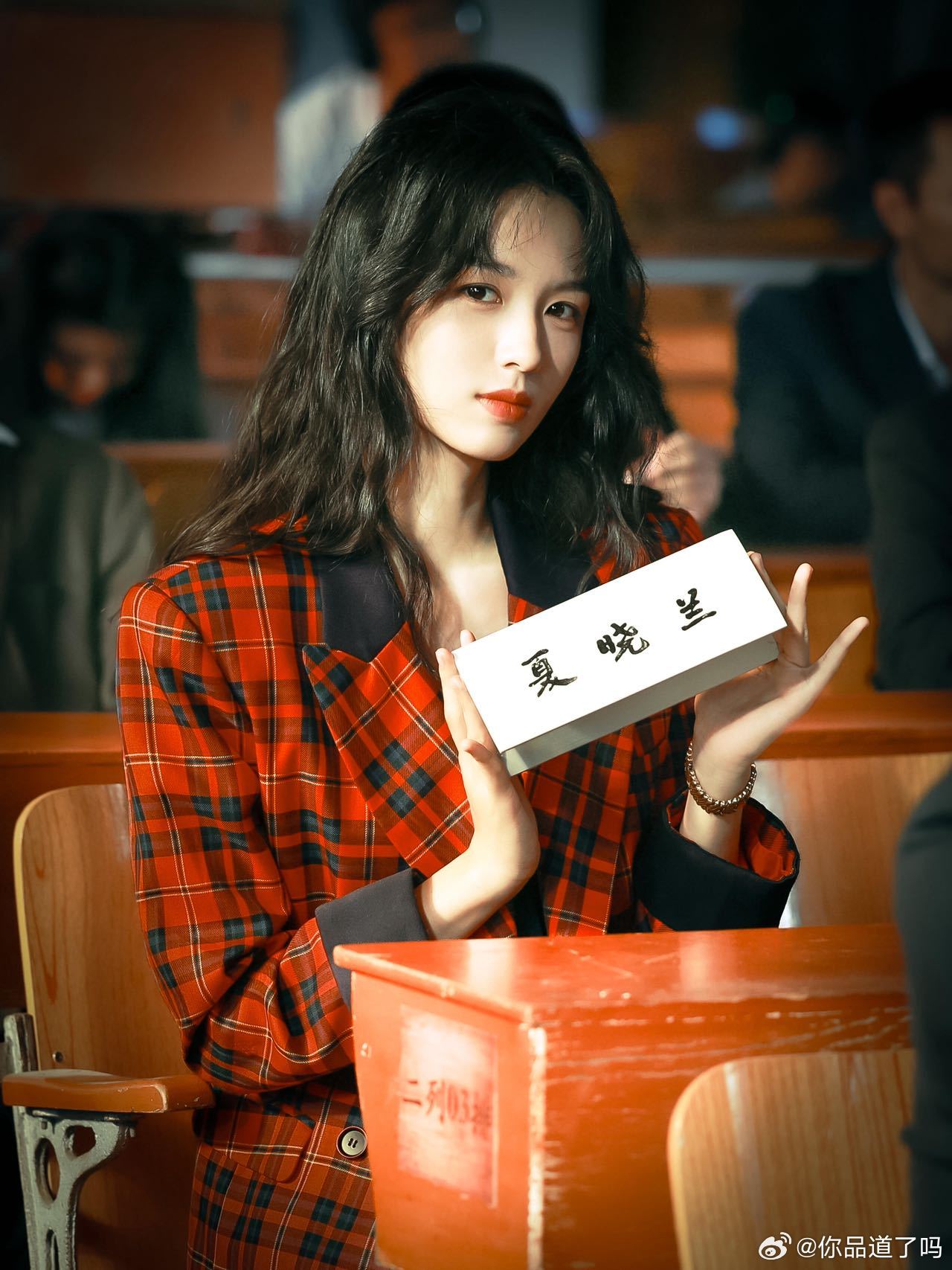 女人你引起了周也的注意 当周也投来带着点探究的眼神，嘴角还噙着丝若有若无的笑意，