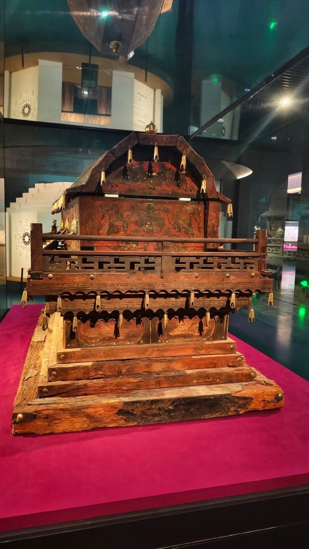鬼吹灯大棺材原型辽代彩绘木棺，通辽科尔沁左翼后旗吐尔基山辽墓出土。一共八层结构，