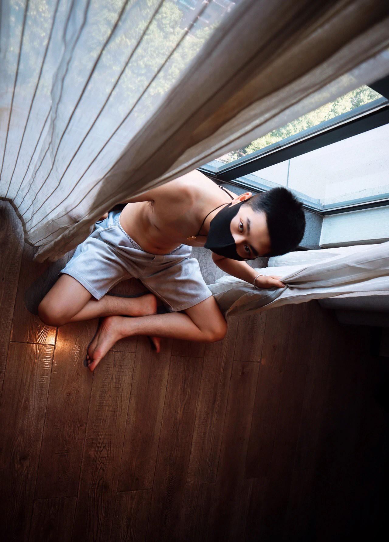这小子在干啥？怎么偷偷跑柜子上去了？被发现了吧。