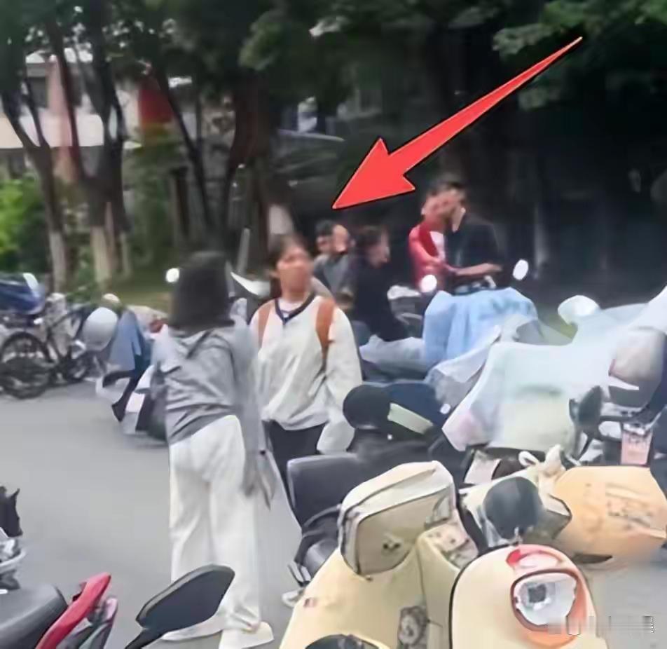 南昌女孩高考迟到一分钟缺考：母女当场痛哭，网友为何不同情？
 
每年高考，考场外