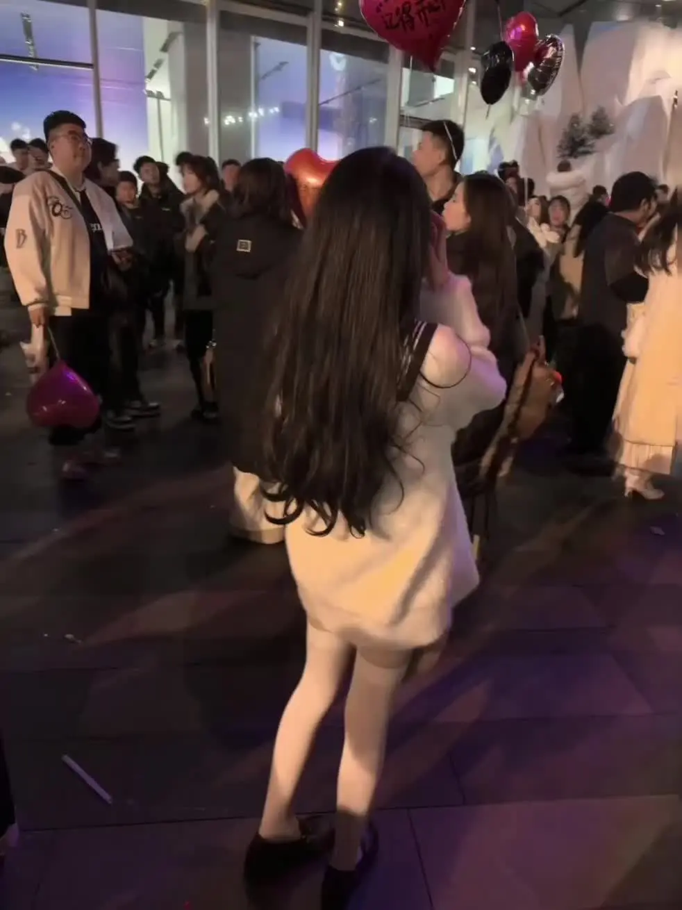 你的背影好小 我舍不得你一个人走