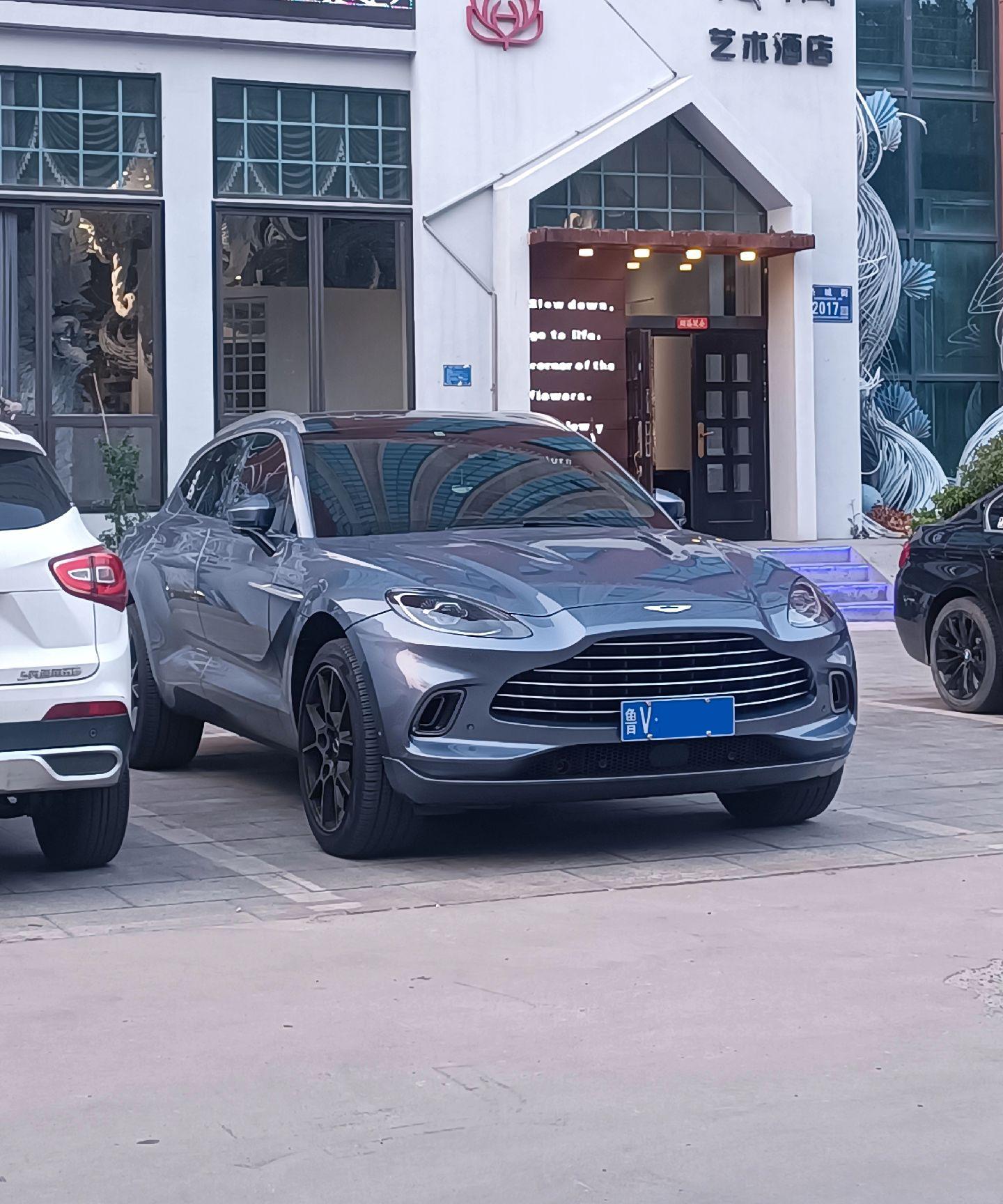寿光偶遇阿斯顿马丁DBX，实车太好看了