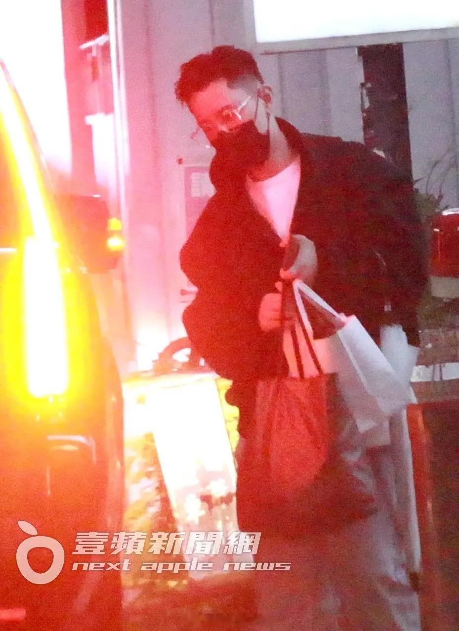 萧亚轩做复健 我娃又网罗了一枚帅哥 