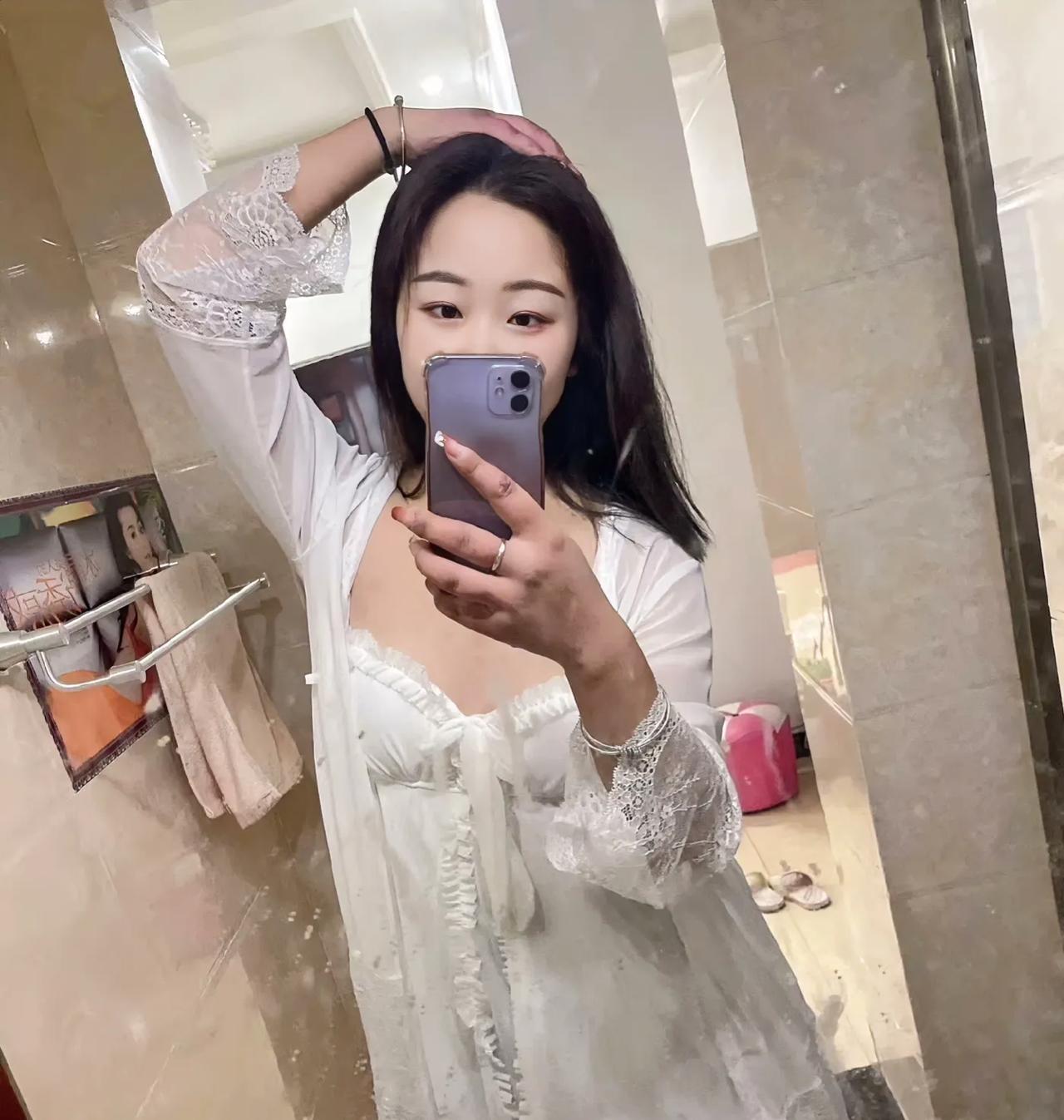 每天晚上10点左右，隔壁的一对男女就会为爱击掌。动静太大，女人鬼哭狼嚎的声音在过