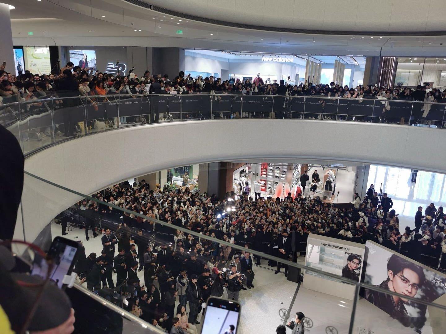 曾舜晞线下疑似春运  曾舜晞的线下活动也太多人了，这种盛况我只在春运见过啊，这个