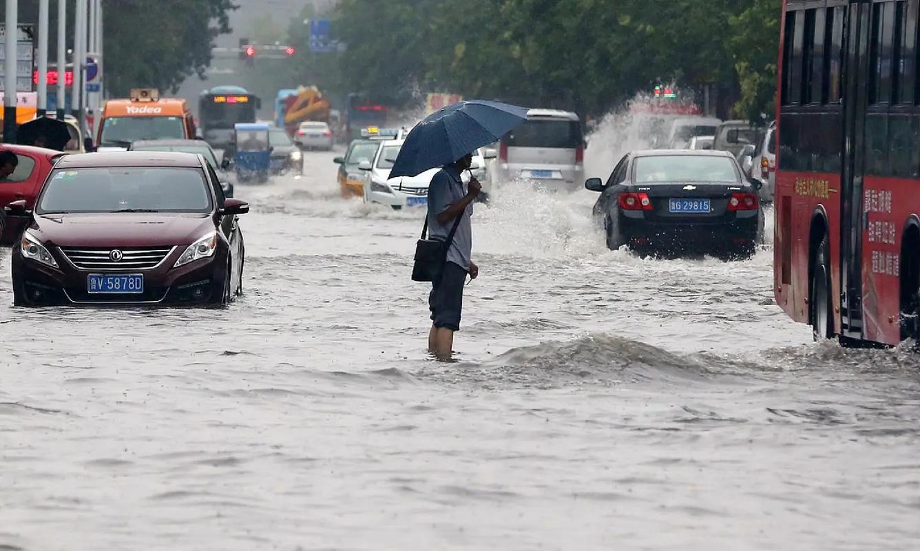 南方人暴雨天开车buff叠满了台风暴雨天气最大的受害者出现了下雨天出行上班太难，