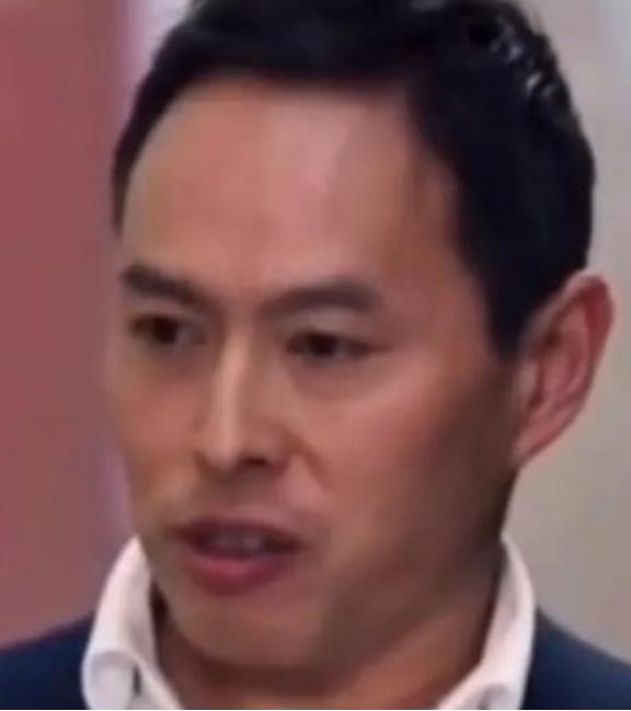 澳大利亚著名的反华教授李约翰，曾在节目中发表自己的反华观点时，主持人突然对他说，