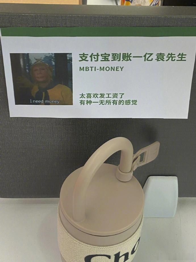 我们00后打工人有自己的疯感...打工人的情绪逐渐稳定，状态逐渐疯感，精神进入n