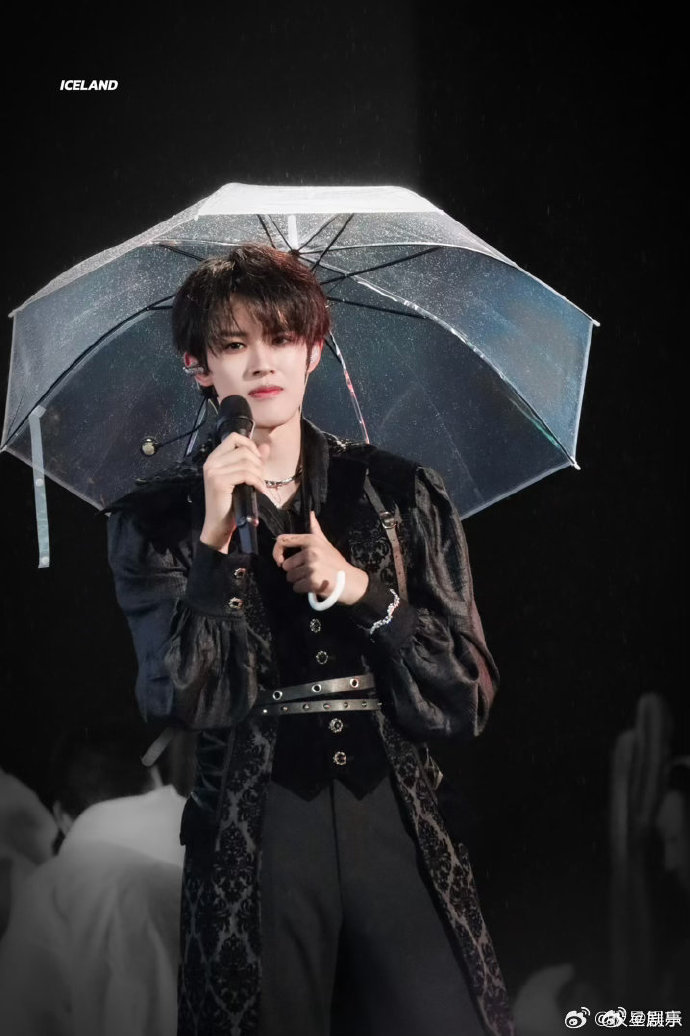 张极 黑夜问白天 张极低音高音丝滑转换被雨水偏爱的少年舞台！张极湿发搭配丝框眼镜
