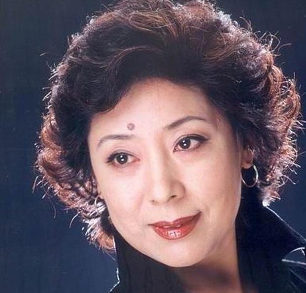 1983 年，31 岁的关牧村已是中国乐坛炙手可热的歌唱家，凭借《吐鲁番的葡萄熟