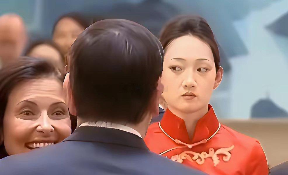 国宴现场，眼神犀利的小姐姐神似“严月霞” 