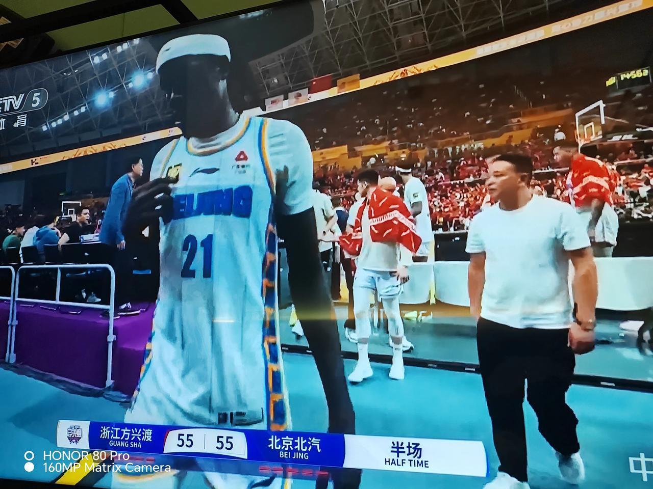 CBA总决赛第一场，北京与广厦打得难分难解，半场55：55打平：
1、浙江在一度