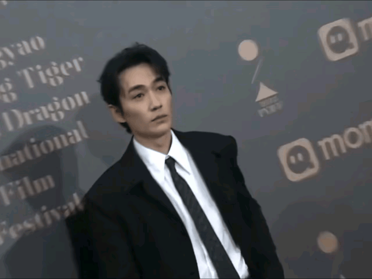 朱一龙最尴尬视频出炉，这谁能想得到啊！

10月11日晚，朱一龙参加活动走红毯时